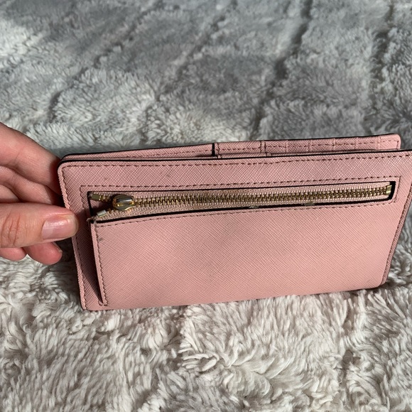 Kate Spade Wallet. - Picture 2 of 5
